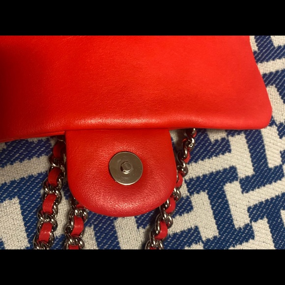 Red color chains around Medium size,interlocking CC logo silver tone hardware . - Picture 4 of 13